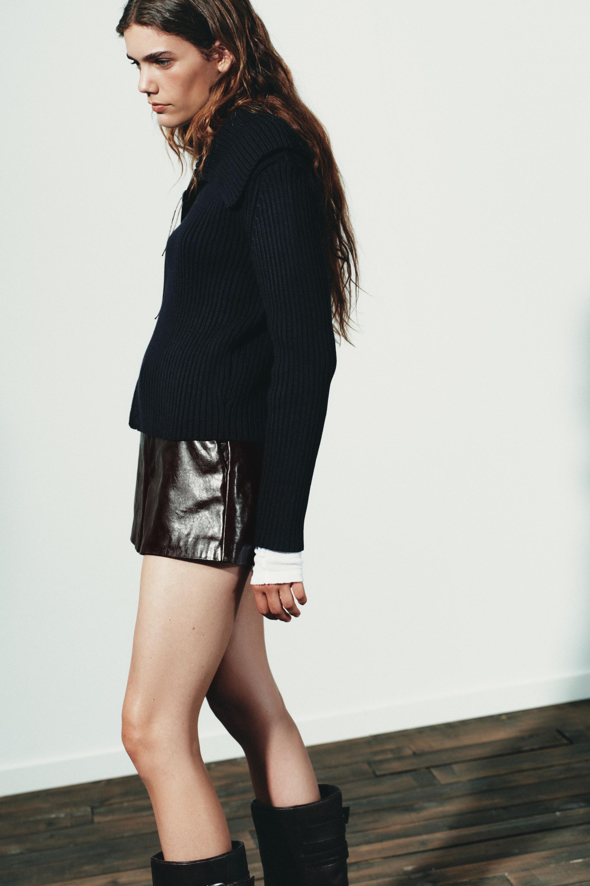 SHORT EN MATIÈRE SYNTHÉTIQUE